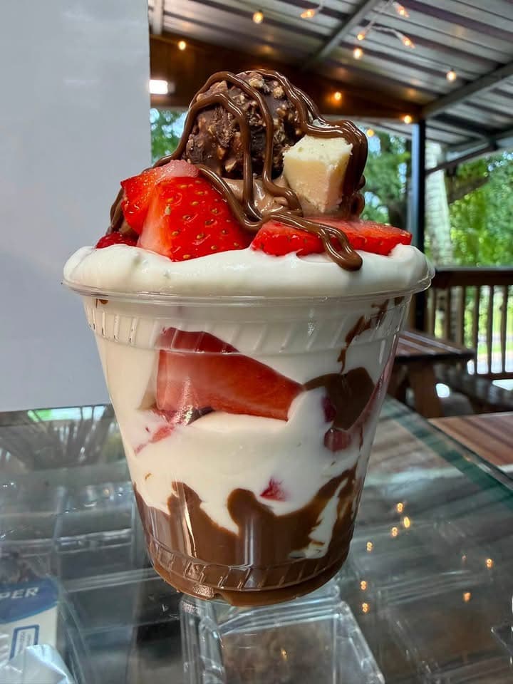 Vaso de fresas con crema de El Mesón Azucarado